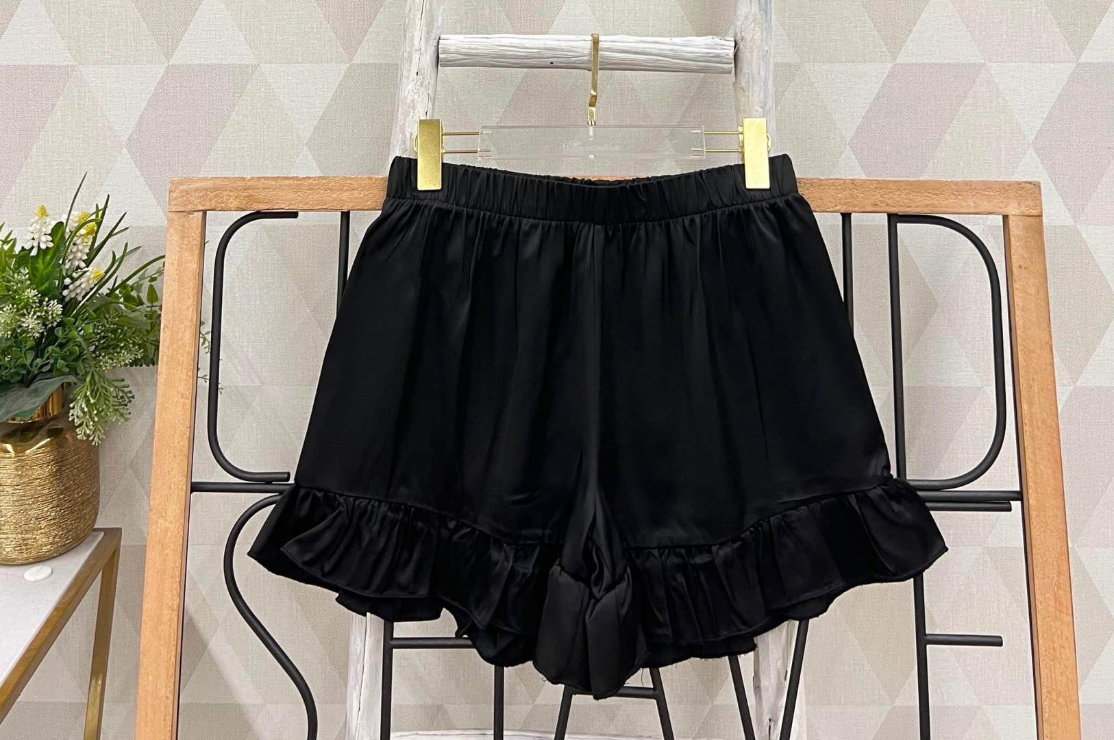 Relaxed Ruffle Hem Shorts