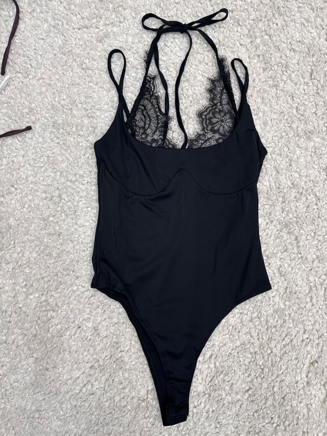 Figure-hugging Lace Trim Top
