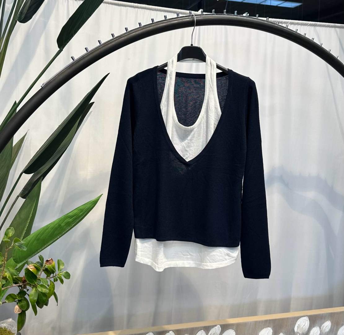 Regular V‑Neck Sweater