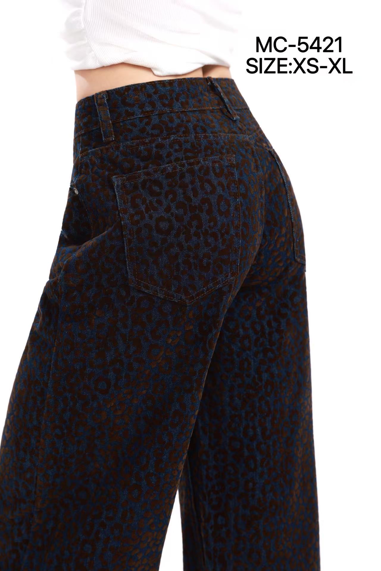 Wide-Leg Jeans with Leopard Print