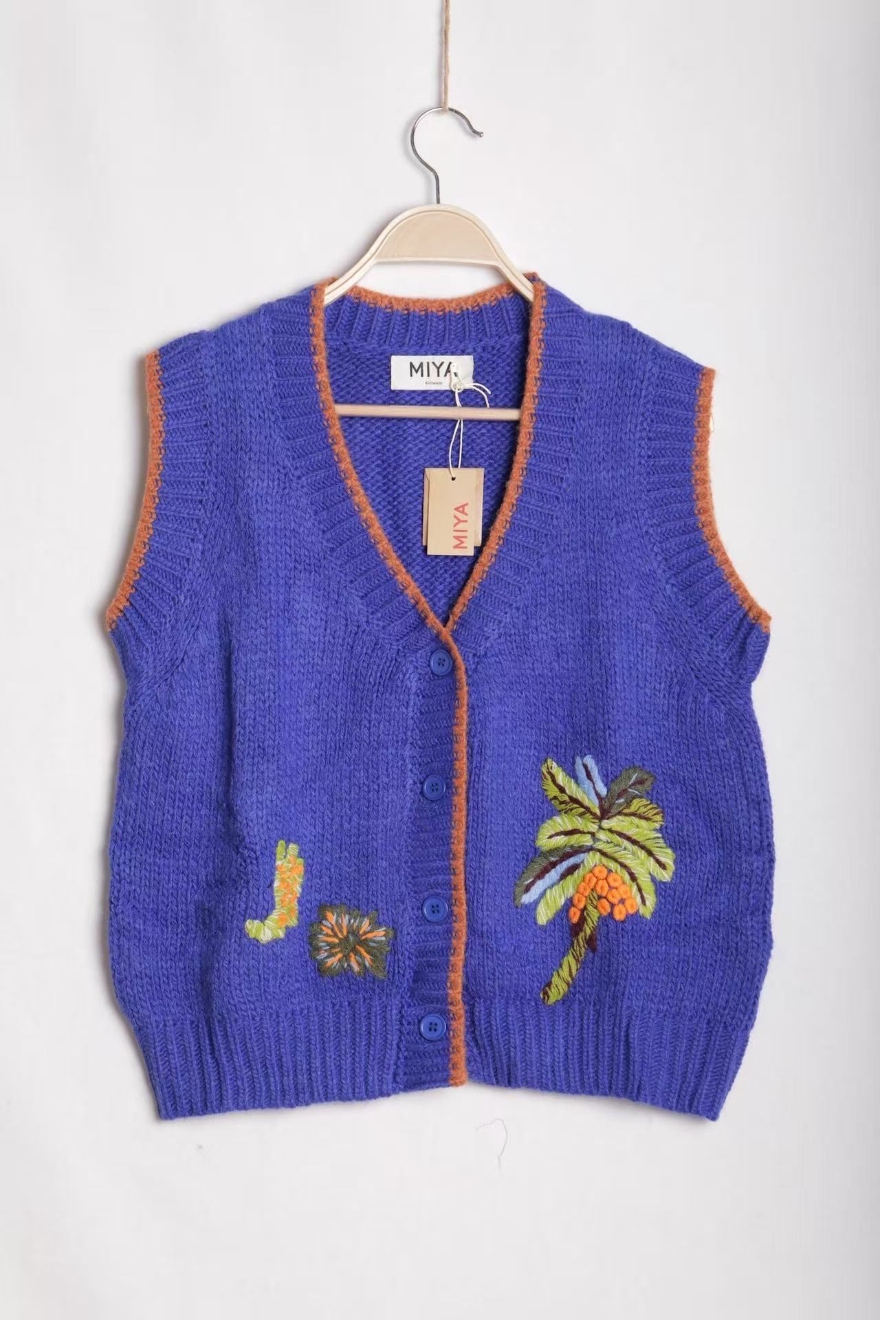 Knitted Vest with Embroidery