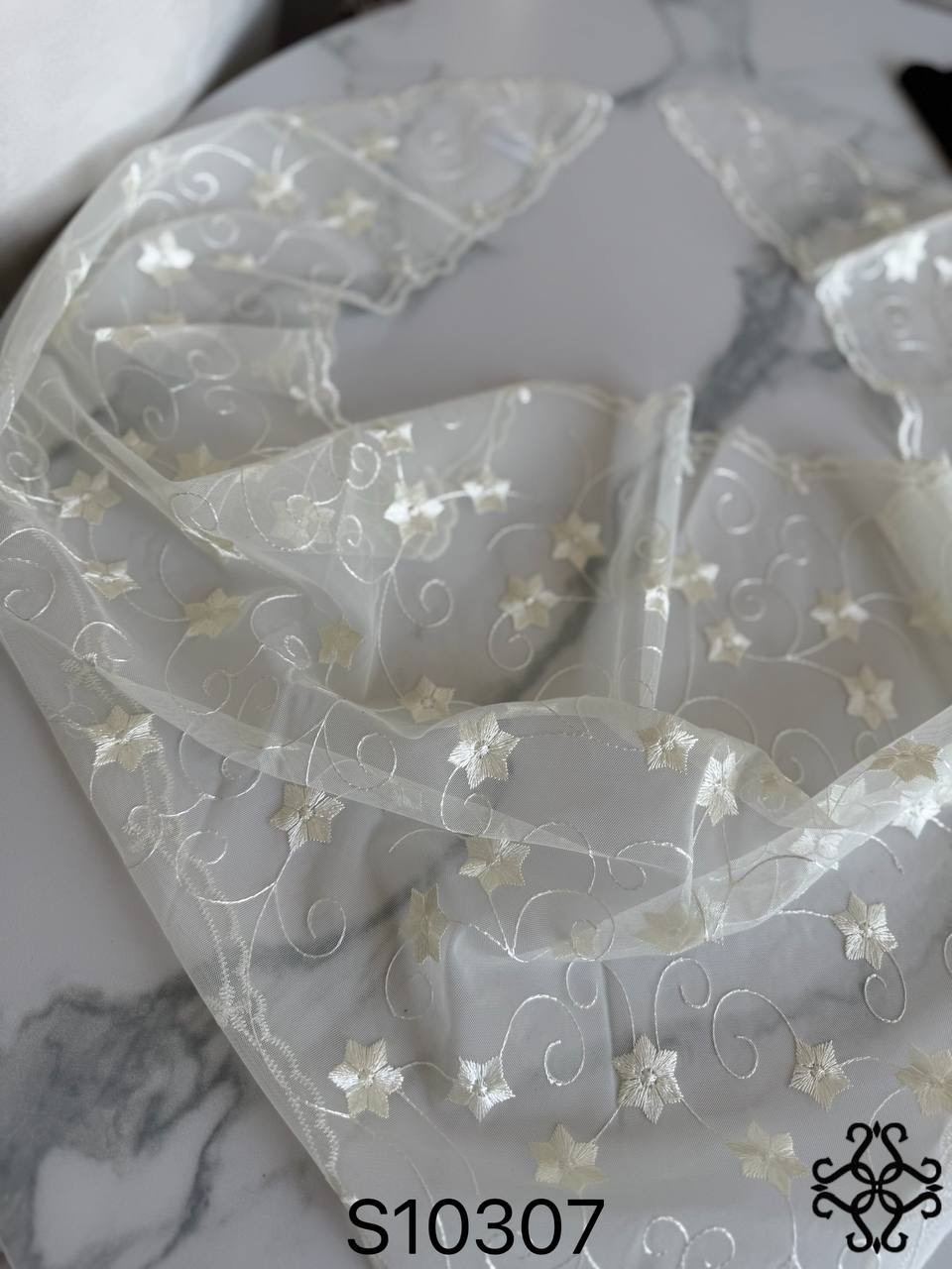 Scarf with Wavy Hem Embroidery