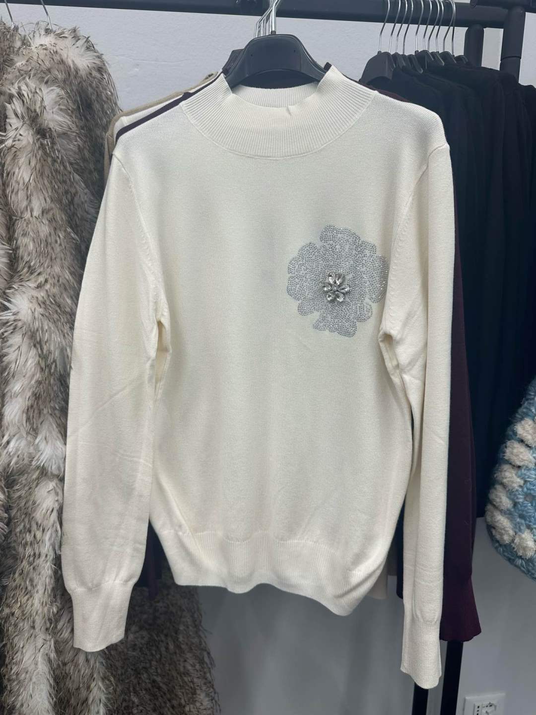 Half-Turtleneck Sweater with Embroidery
