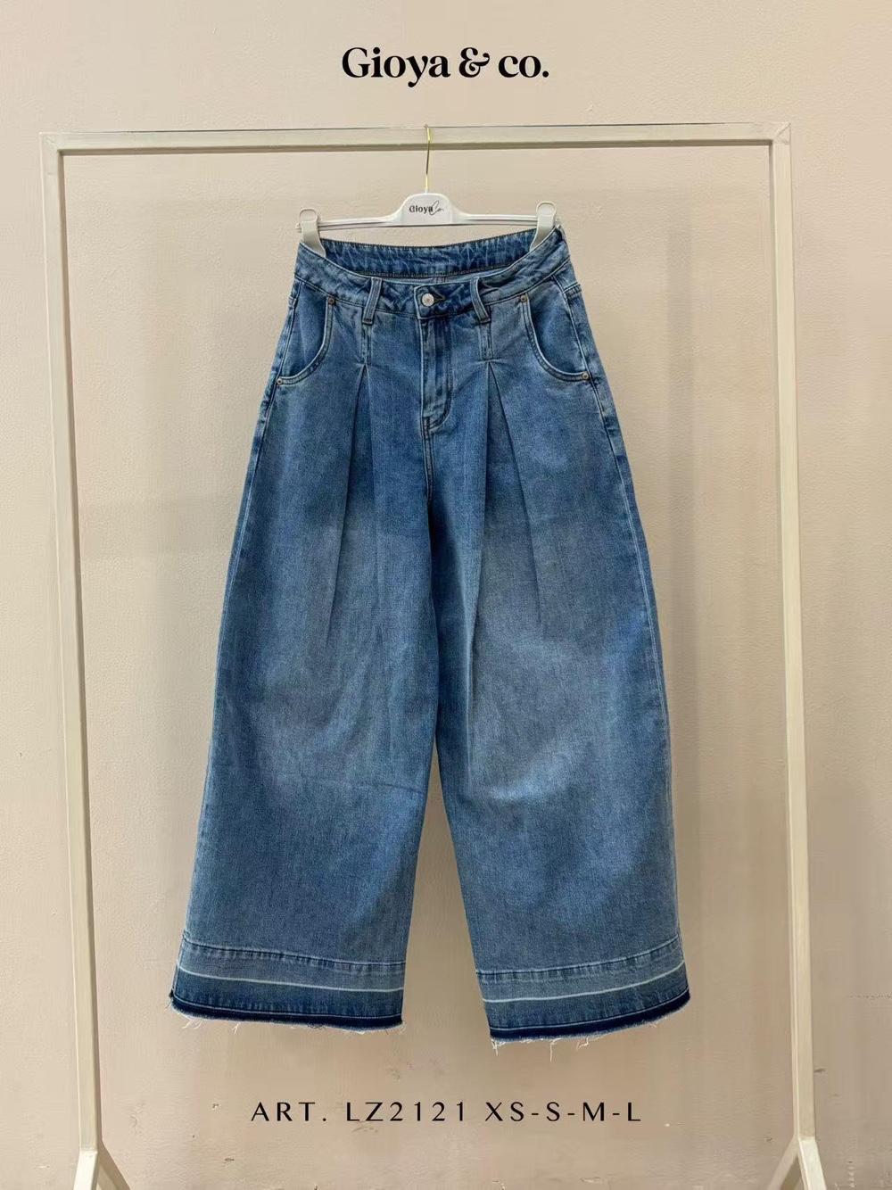 Wide-Leg Pleated Jeans